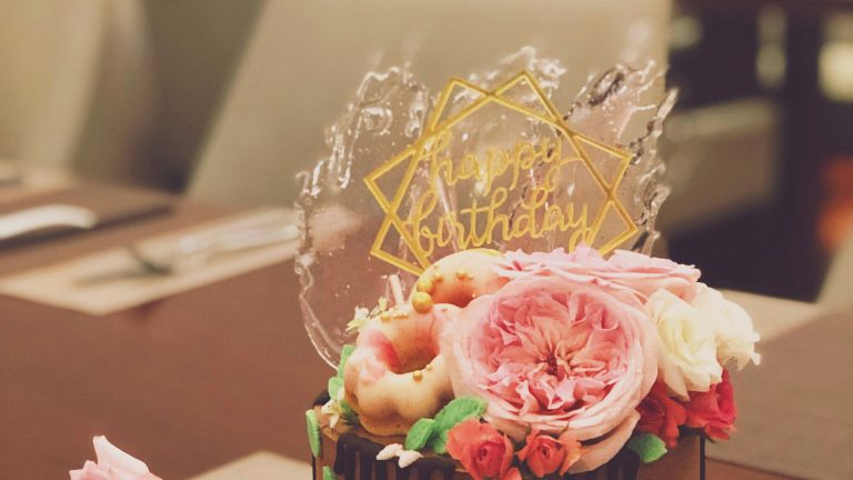 Découvrez le secret pour créer des décorations de gâteaux spectaculaires : l’isomalt !
